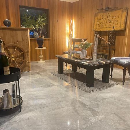 Da Vinci Guest House & Guest Parking, A Real Gem 크롤리 외부 사진