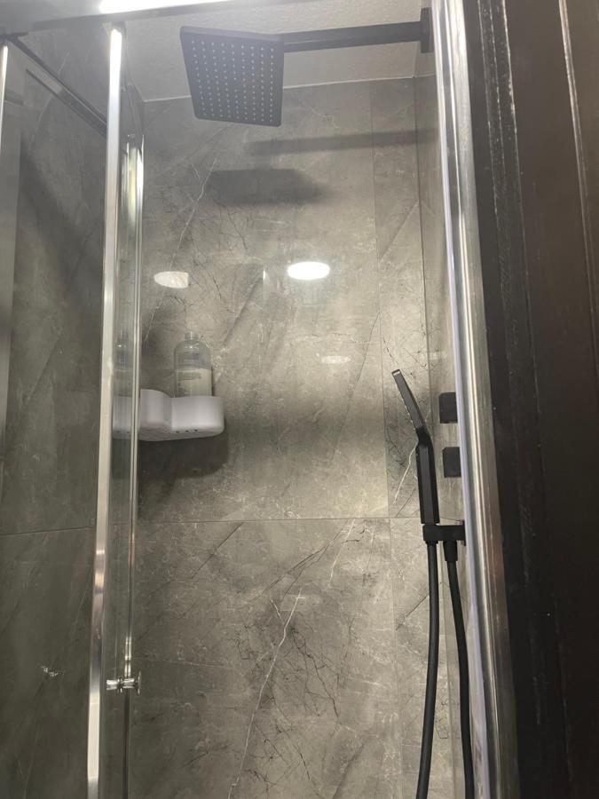 Da Vinci Guest House & Guest Parking, A Real Gem 크롤리 외부 사진