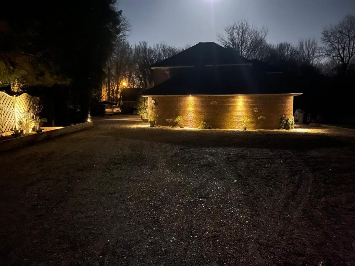 Da Vinci Guest House & Guest Parking, A Real Gem 크롤리 외부 사진