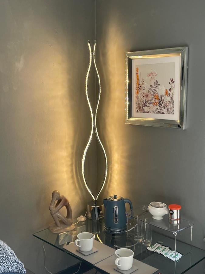 Da Vinci Guest House & Guest Parking, A Real Gem 크롤리 외부 사진