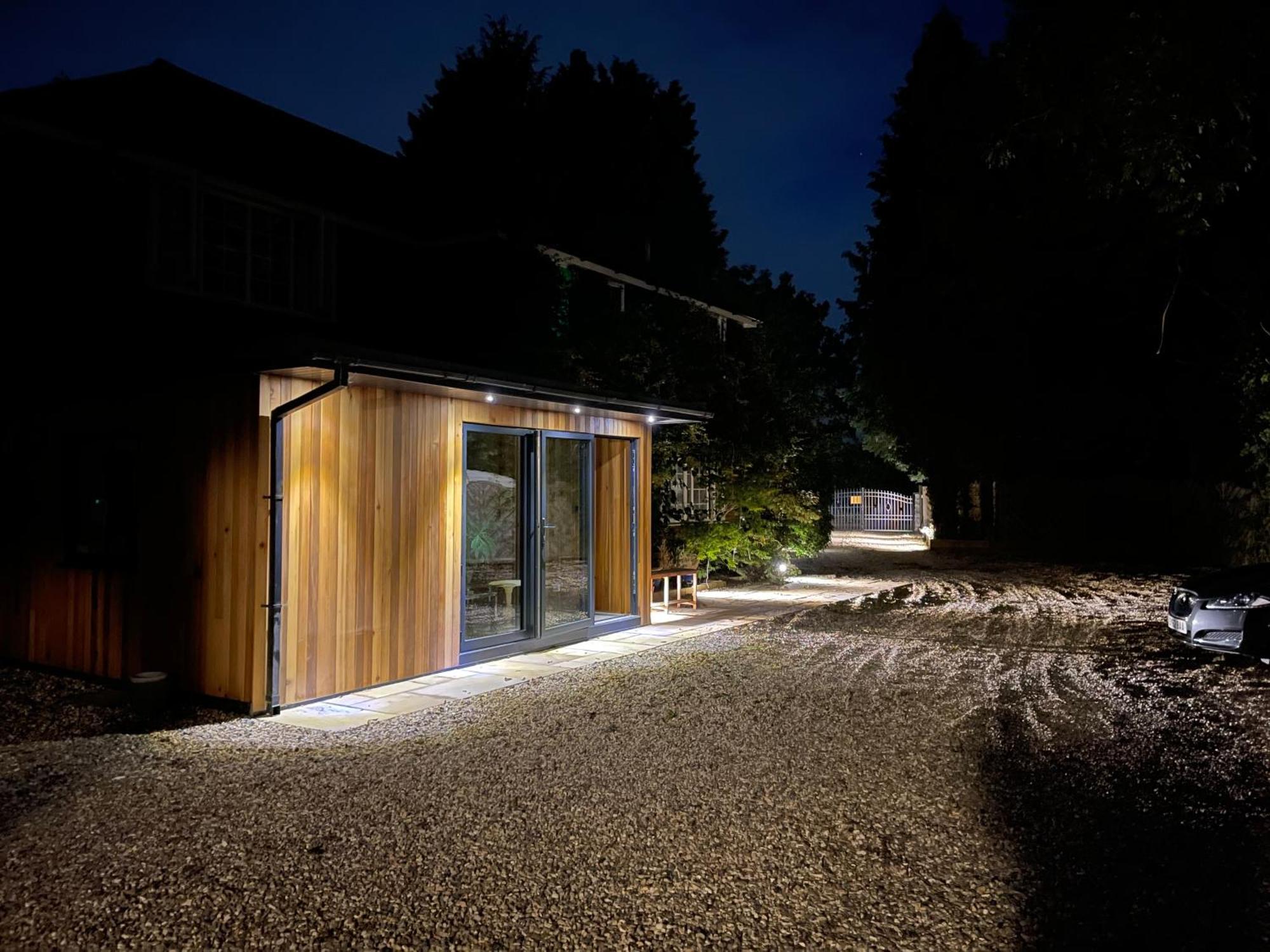 Da Vinci Guest House & Guest Parking, A Real Gem 크롤리 외부 사진