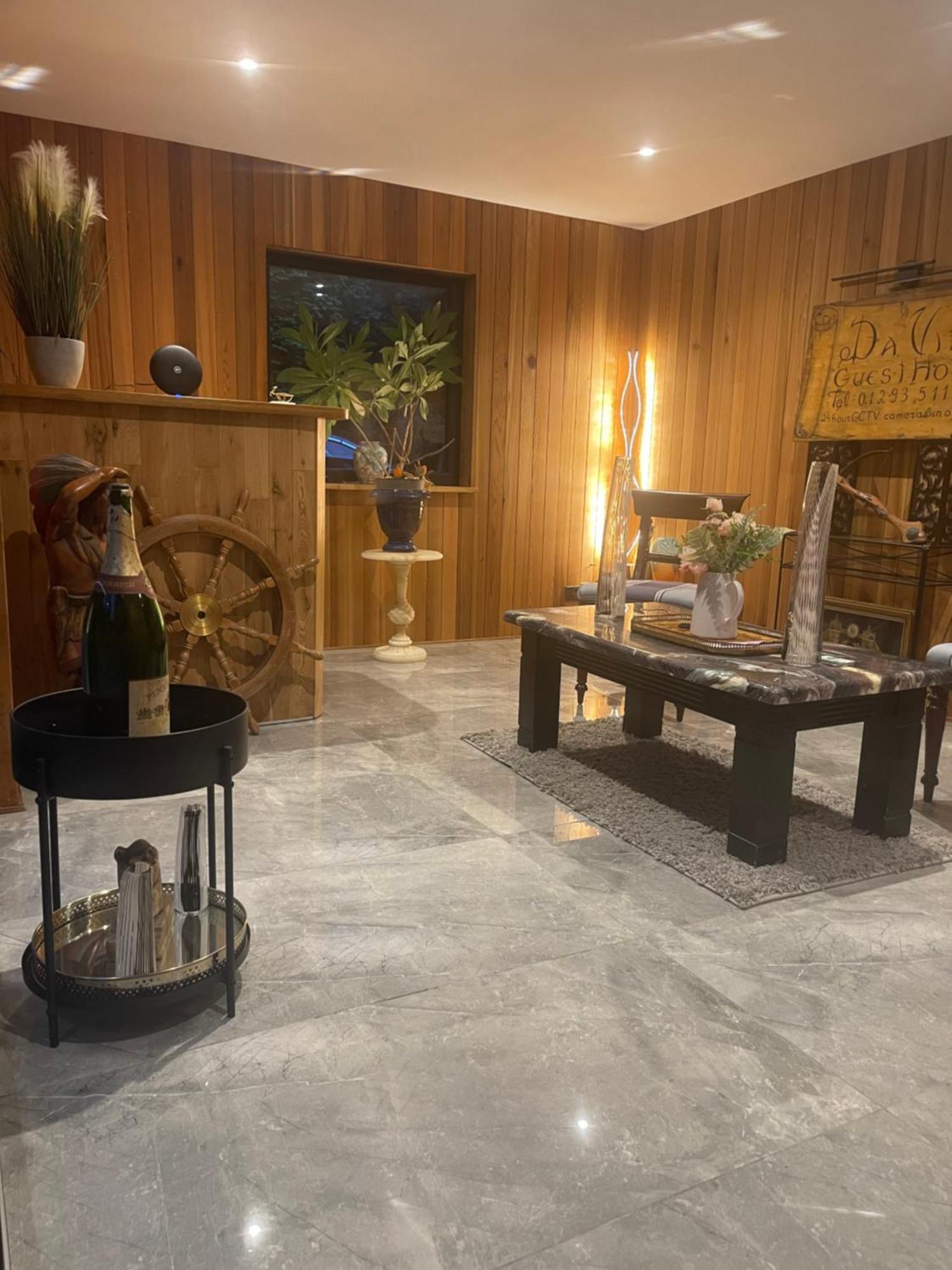 Da Vinci Guest House & Guest Parking, A Real Gem 크롤리 외부 사진